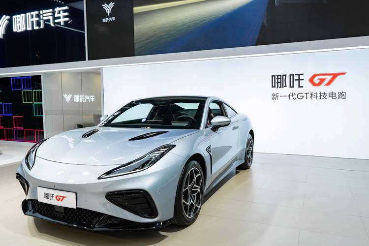 重庆248哪吒汽车在智能汽车领域的表现，领途汽车在新能源汽车市场中的影响力